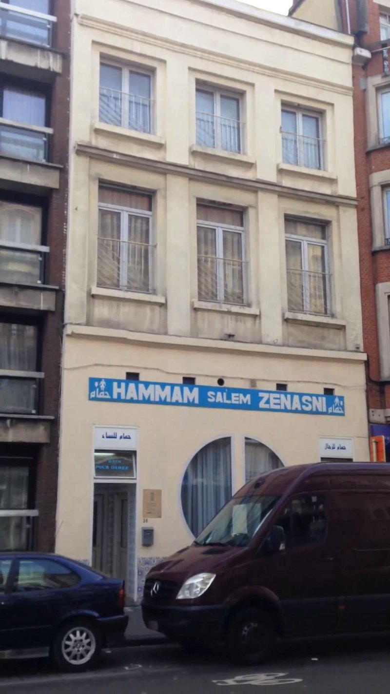 Ici se situait la vitrine du magasin de vêtements de la mère de Chantal, devenu le Hammam Salem Zenasni